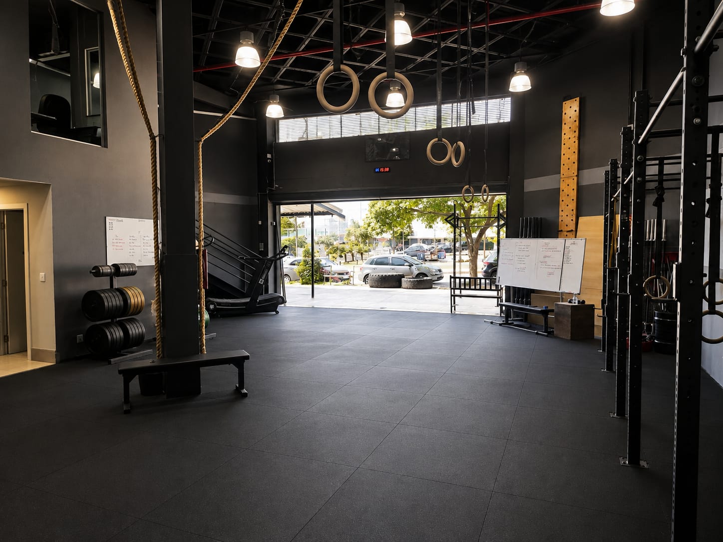 Entrada do box CrossLeague Brazil com portão aberto e argolas