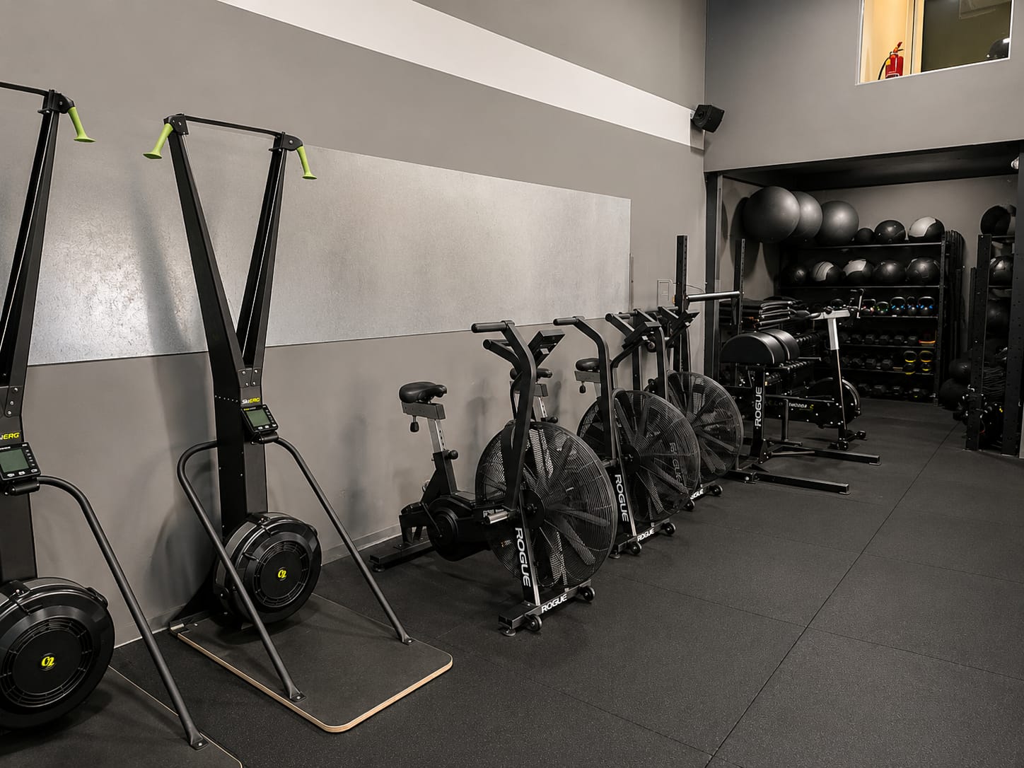 Área de cardio da CrossLeague Brazil com SkiErg e air bikes